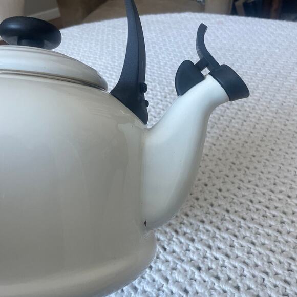 Le Creuset 2.1 Litre/2.2 Quart White/Ivory Tea Pot - Picture 13 of 16